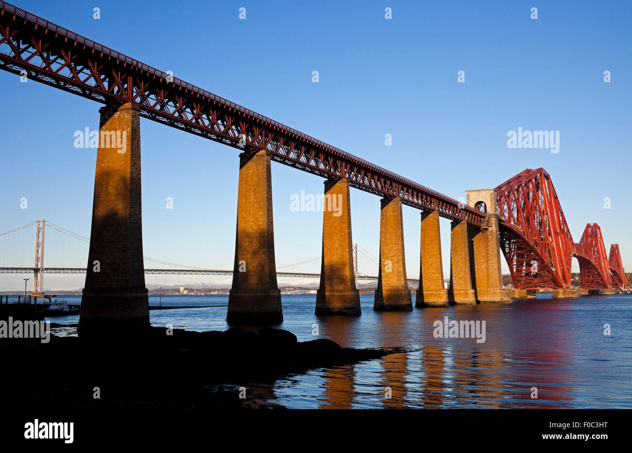Ponte di Forth Rail South Queensferry, Scotland, Regno Unito, Europa Arch White Foto Stock