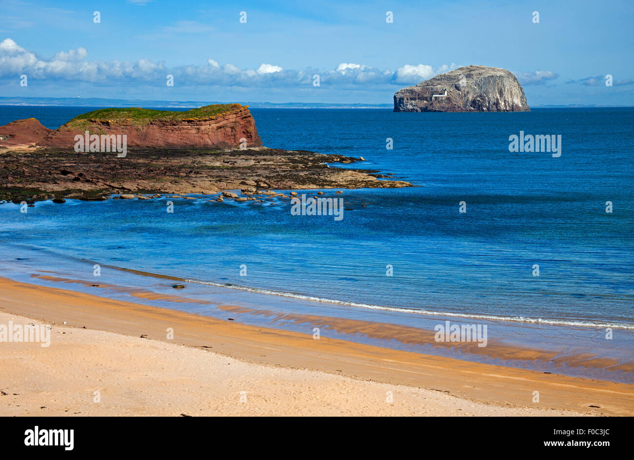 East Lothian spiaggia con Bass rock in background Scotland Regno Unito Foto Stock