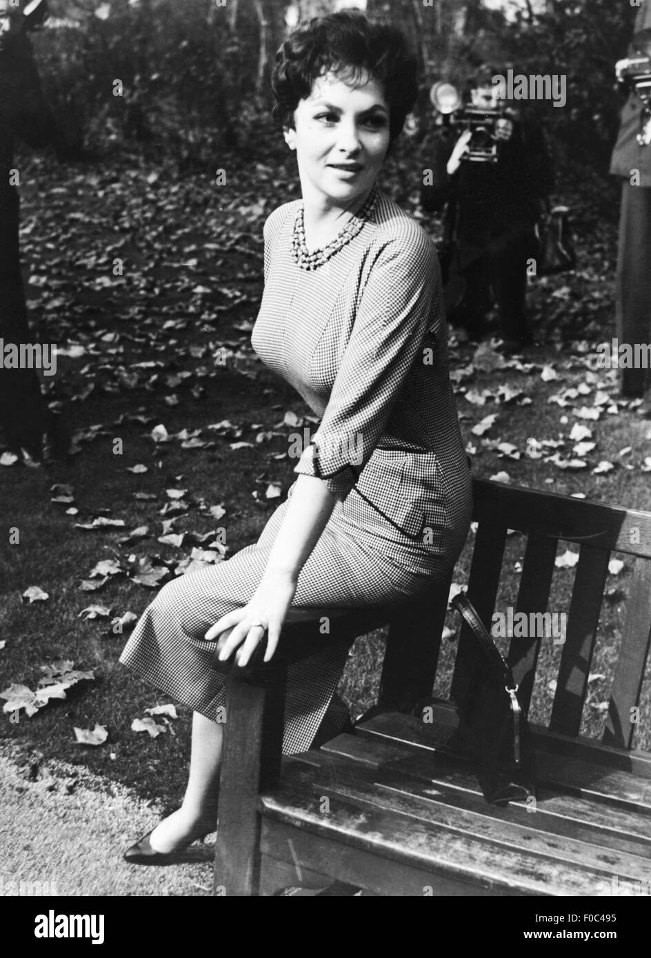 Lollobrigida, Gina, * 4.7.1927, attrice italiana, full length, at photopall, London, 15.10.1957, Foto Stock