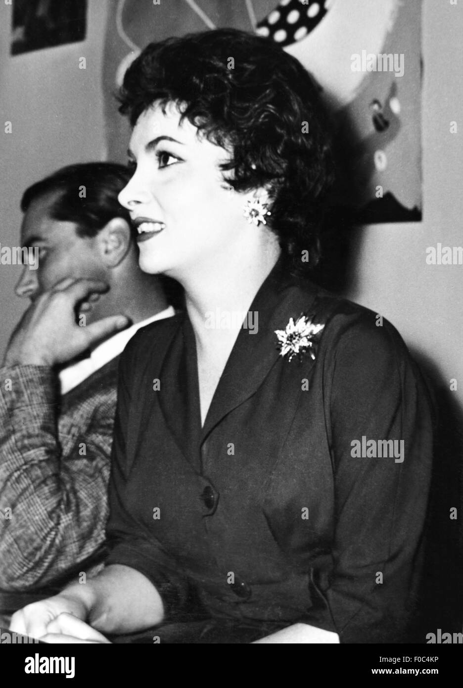 Lollobrigida, Gina, * 4.7.1927, attrice italiana di mezza lunghezza, con marito Milko Skofic, alla conferenza stampa di Monaco di Baviera, 1955, Foto Stock