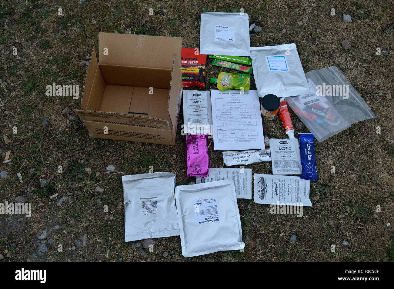 Contenuto dell esercito britannico 24 ora razione pack, compresi i menu. Foto Stock