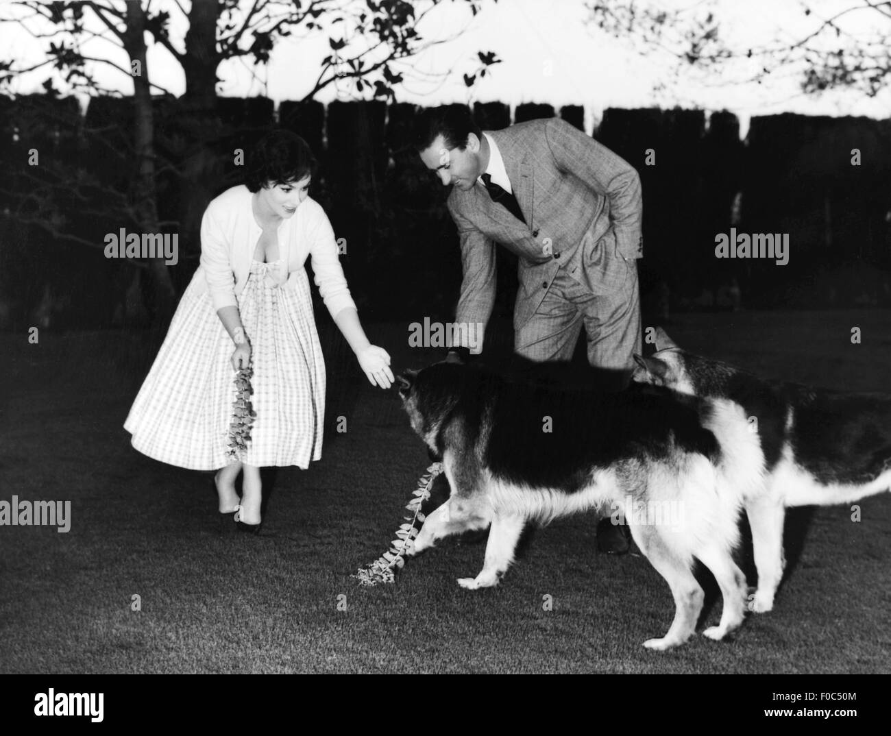 Lollobrigida, Gina, * 4.7.1927, attrice italiana, mezza lunghezza, con marito Milko Skofic, 1958, Foto Stock