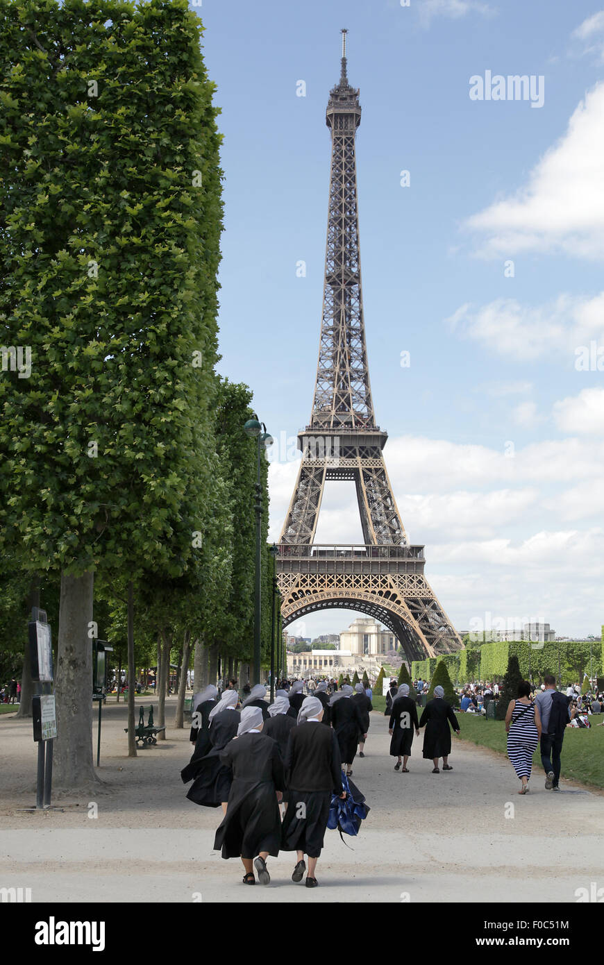 Suore religiose, monache cattoliche vicino alla Torre Eiffel a Parigi, Francia Foto Stock