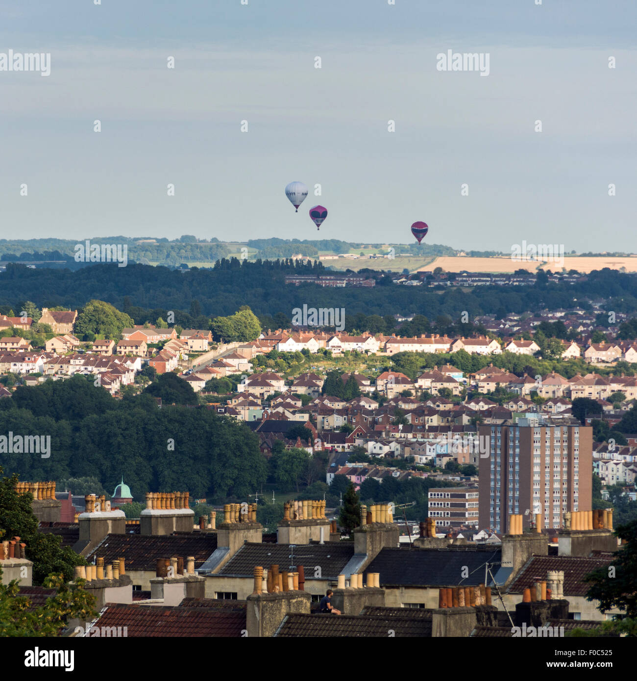 Mongolfiera in ascesa sopra la città di Bristol, parte del trentasettesimo "Bristol Balloon Fiesta Foto Stock