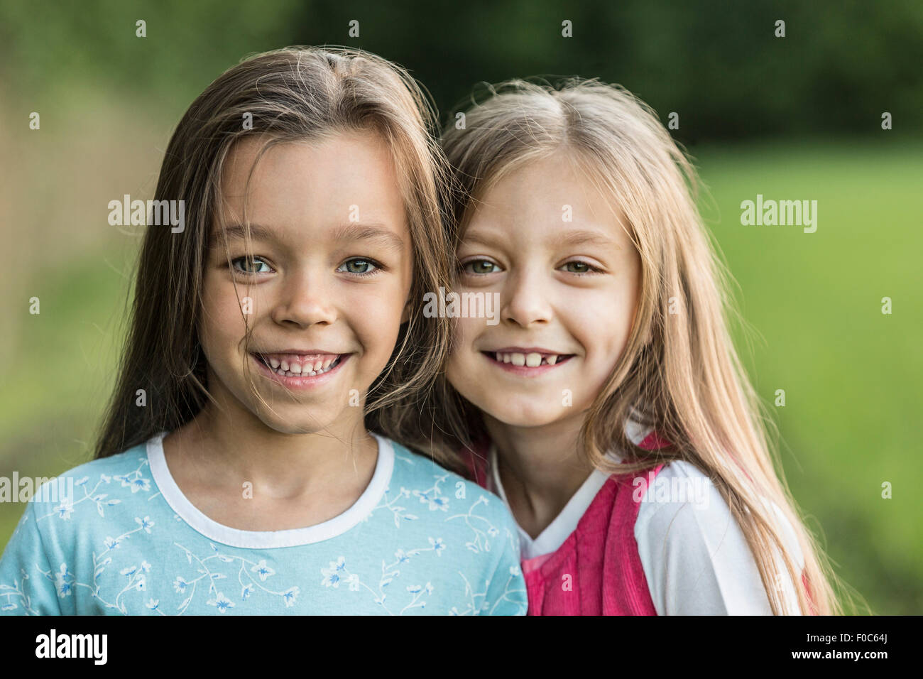 Ritratto di ragazze sorridenti all'aperto Foto Stock