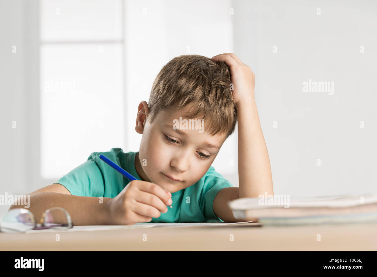 Ragazzo a fare i compiti a casa Foto Stock