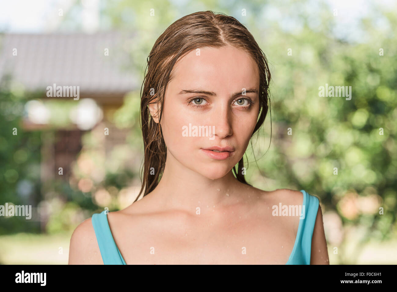 Ritratto di bella donna umido all'aperto Foto Stock