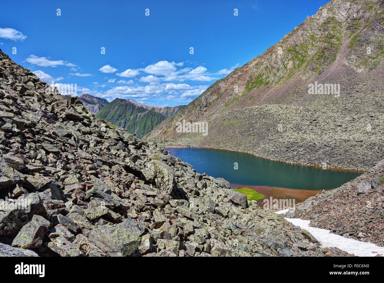 Le morene laterali e nastro piccolo lago. Eastern Sayan.La Repubblica di Buryatia Foto Stock