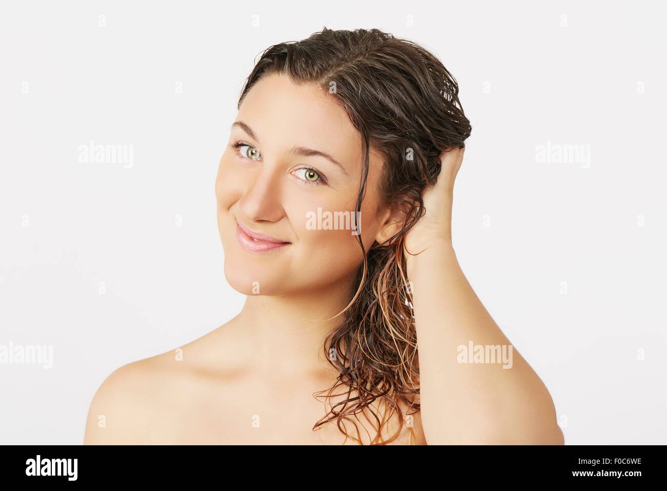 Giovane donna con capelli bagnati Foto Stock