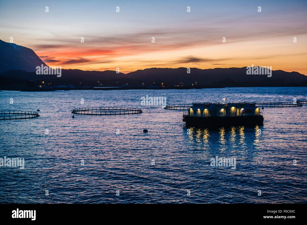 Stagliano vista della fattoria di pesce al tramonto, la Reine, Lofoten, Norvegia Foto Stock