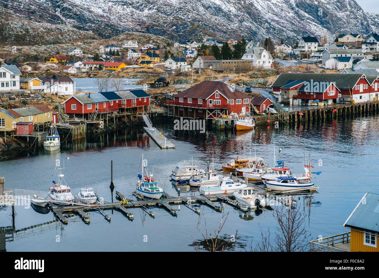 Barche da pesca in porto, la Reine, Lofoten, Norvegia Foto Stock