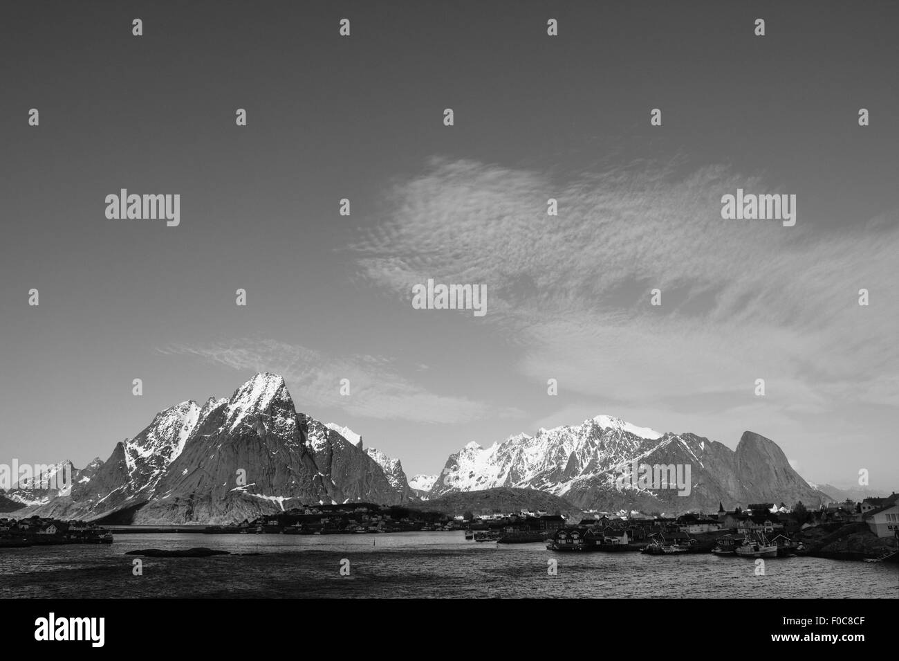 Paesaggio di montagna in bianco e nero, la Reine, Lofoten, Norvegia Foto Stock