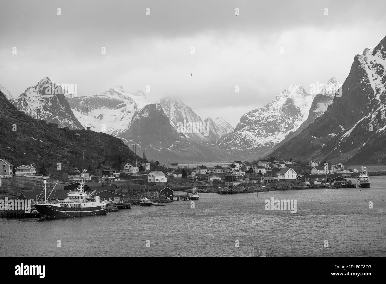 Villaggio di Pescatori in bianco e nero, la Reine, Lofoten, Norvegia Foto Stock