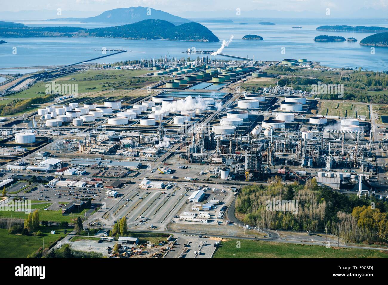 Angolo di alta vista costiera di raffineria di petrolio con olio bianco i serbatoi di stoccaggio Foto Stock
