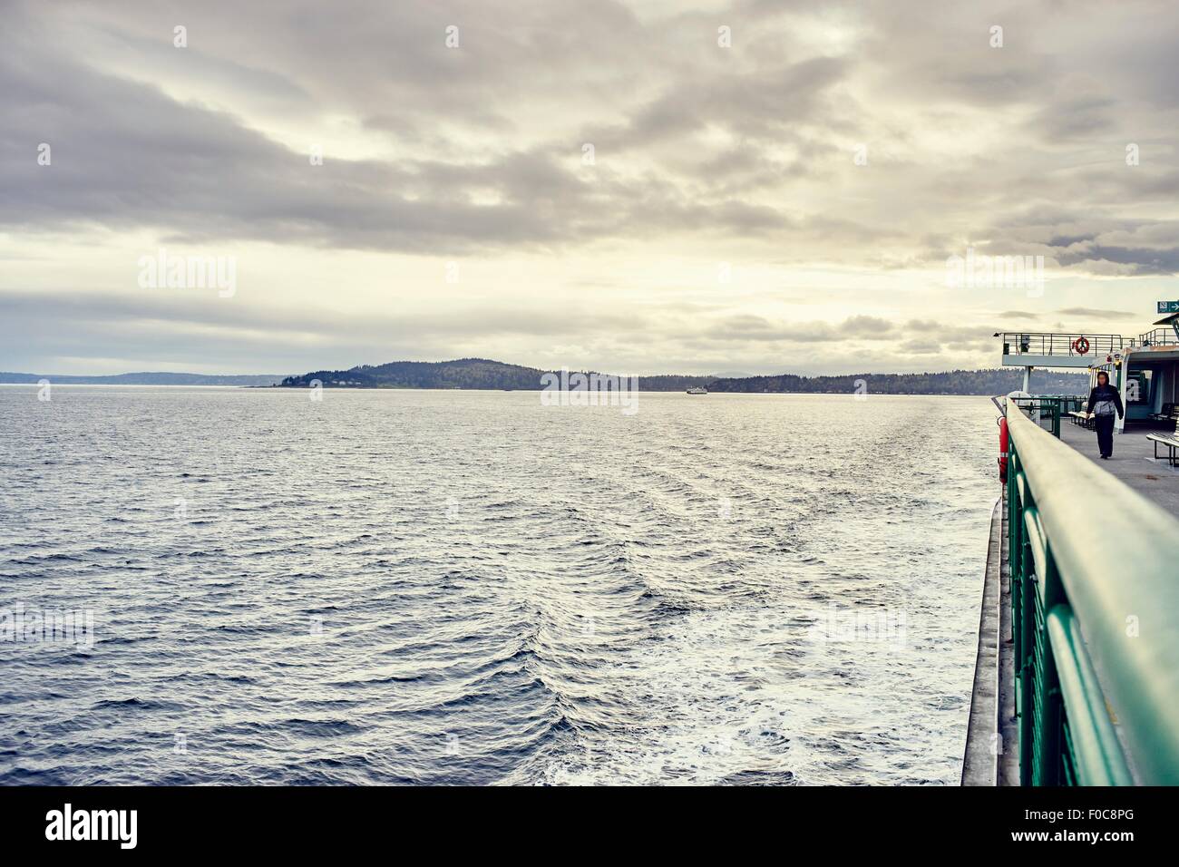 Vista di Bainbridge Island dal traghetto, Seattle, nello Stato di Washington, USA Foto Stock