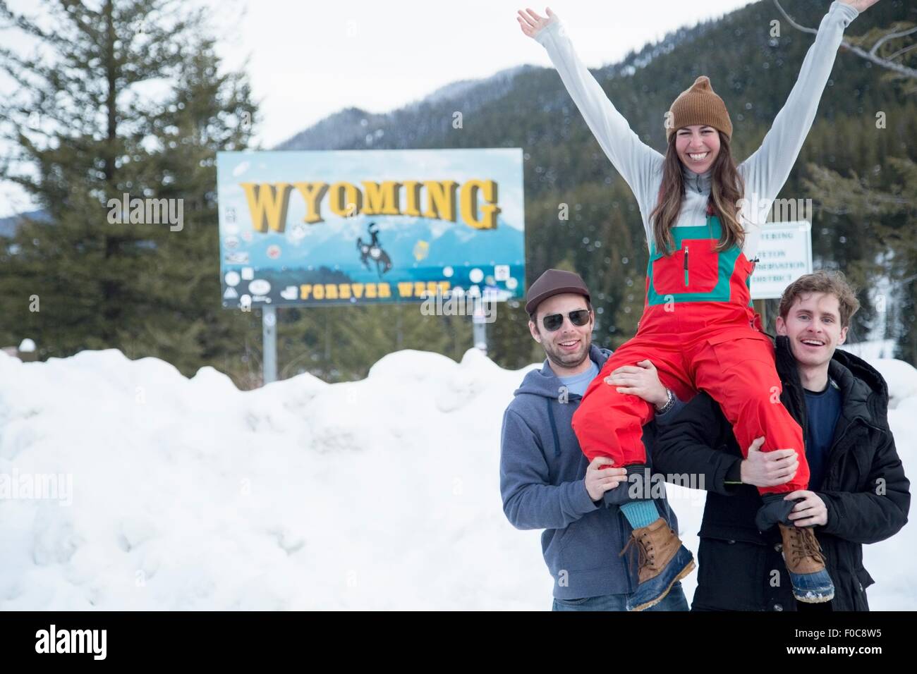 Gli uomini che trasportano donna sulla spalla, Jackson Hole, Wyoming Foto Stock