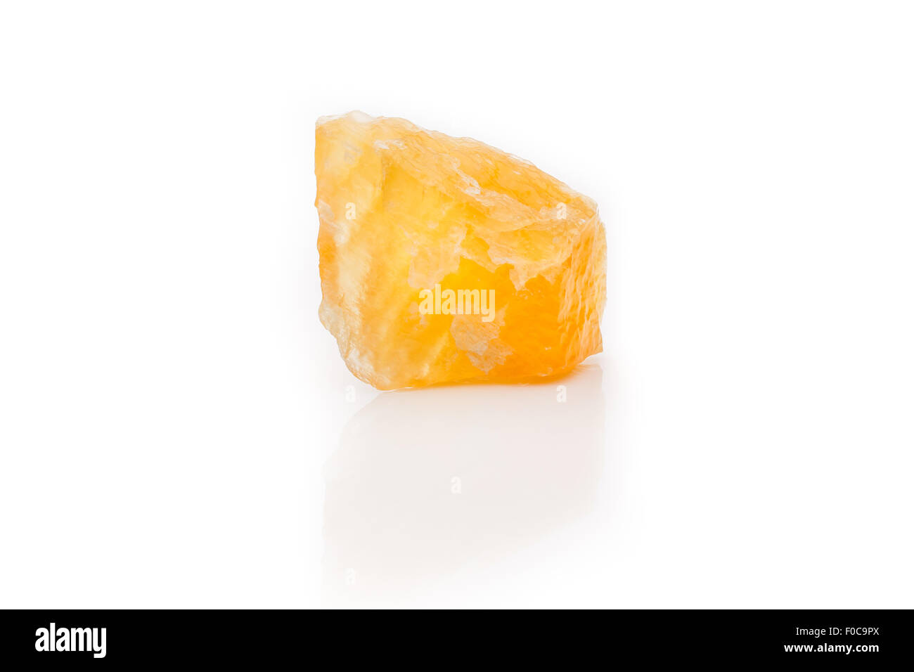 Luminosa arancione ruvida calcite. Studio shot isolato su uno sfondo bianco. Foto Stock