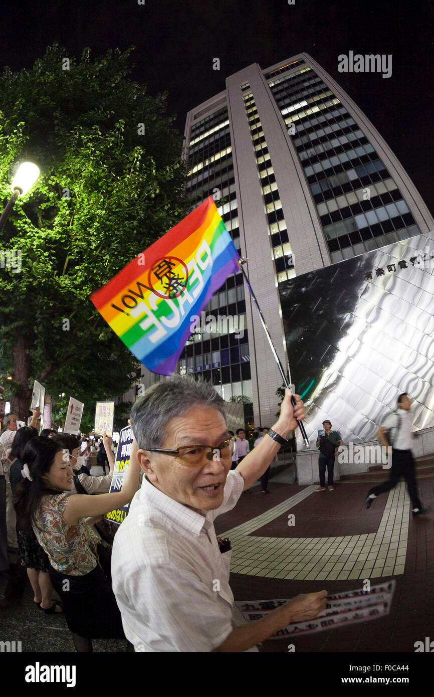 Tokyo, Giappone. 12 Ago, 2015. I dimostranti tenere cartelli contro il riavvio del Giappone del Sendai centrale nucleare al di fuori della Kyushu Energia Elettrica edificio a Tokyo in Giappone il 12 agosto 2015. Molti giapponesi sono contro il nucleare e tutti i reattori sono stati offline quando il Fukushima disastro nucleare del 2011. Il governo e la società Kyushu Electric Power Co. ha annunciato il riavvio del n. 1 reattore nell'impianto di Sendai in Satsumasendai, Kagoshima. Credito: Aflo Co. Ltd./Alamy Live News Foto Stock