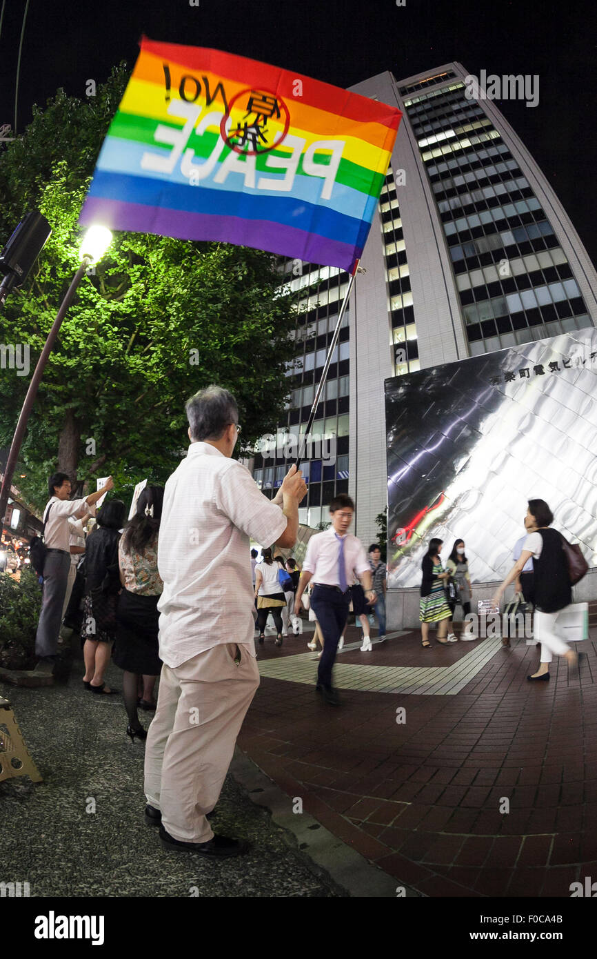 Tokyo, Giappone. 12 Ago, 2015. I dimostranti tenere cartelli contro il riavvio del Giappone del Sendai centrale nucleare al di fuori della Kyushu Energia Elettrica edificio a Tokyo in Giappone il 12 agosto 2015. Molti giapponesi sono contro il nucleare e tutti i reattori sono stati offline quando il Fukushima disastro nucleare del 2011. Il governo e la società Kyushu Electric Power Co. ha annunciato il riavvio del n. 1 reattore nell'impianto di Sendai in Satsumasendai, Kagoshima. Credito: Aflo Co. Ltd./Alamy Live News Foto Stock