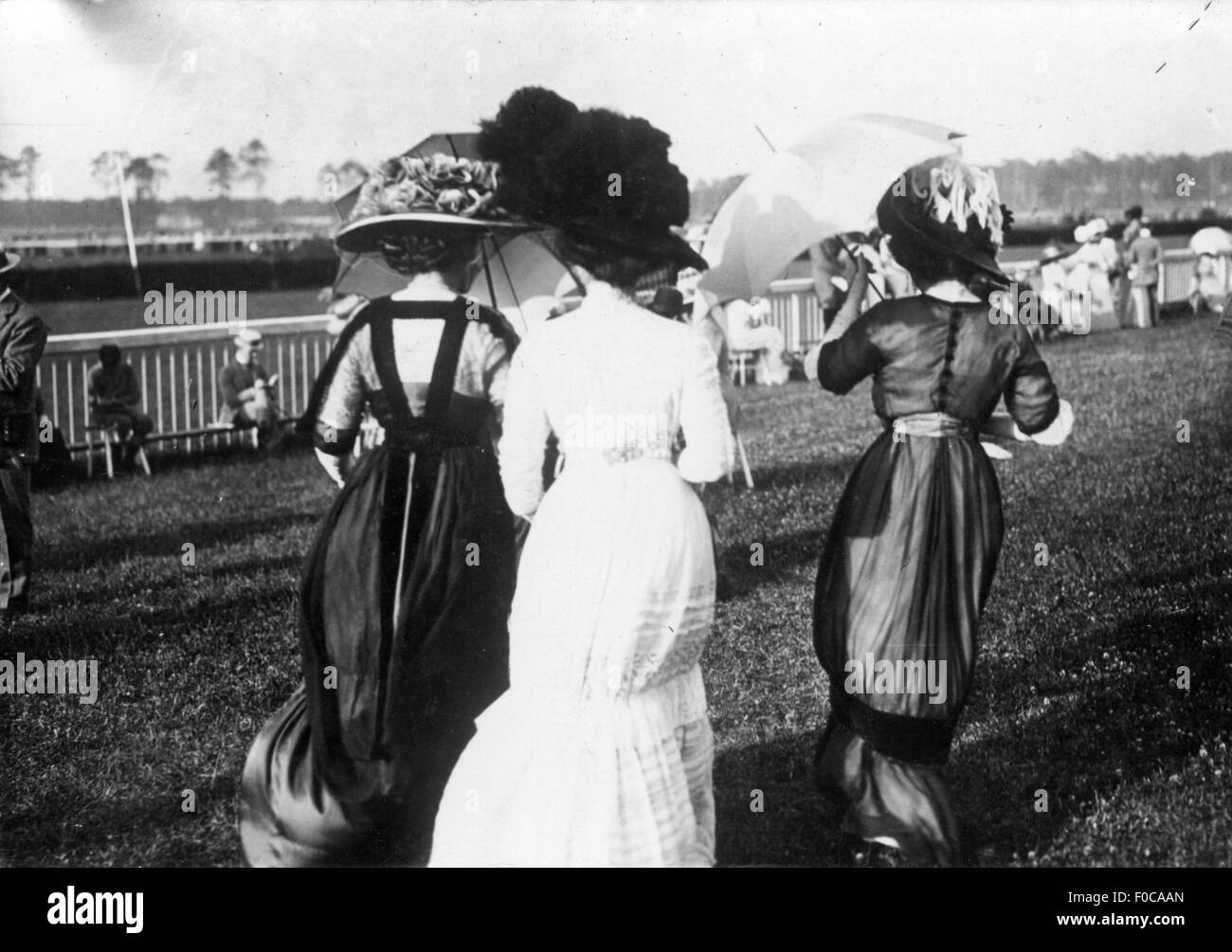 Moda, nei primi anni del XX secolo / giro del secolo, manichini presso la pista da corsa, Berlino - Karlshorst, circa 1910, No-Book-Cover-Use, 2016 - fine 2026, in tutto il mondo, Foto Stock