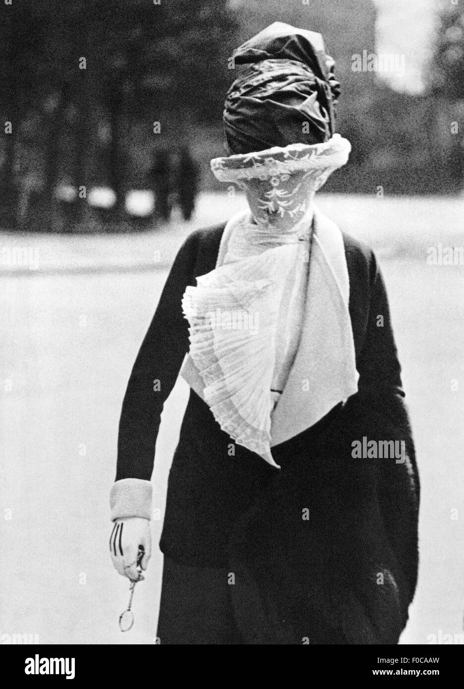 Moda, inizio 20 ° secolo / fine del secolo, signora con velo, Parigi, circa 1910, diritti aggiuntivi-clearences-non disponibile Foto Stock