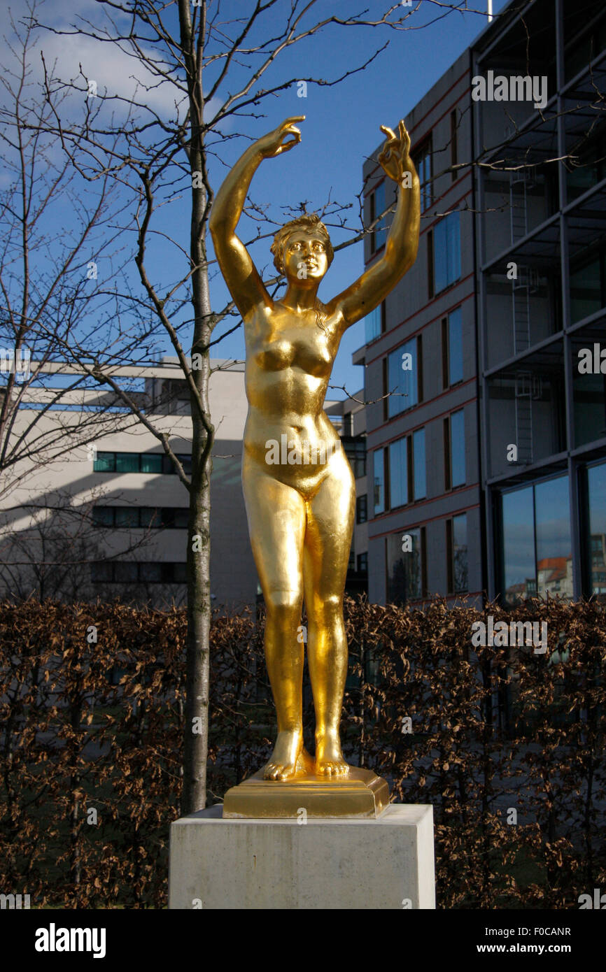 Goldene Skulptur, Ministergaerten, Berlin-Mitte. Foto Stock