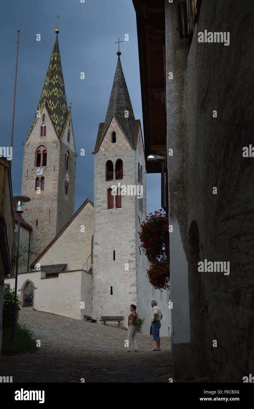 Chiese di Villandro, a sinistra la canonica parrocchiale con i visitatori Foto Stock