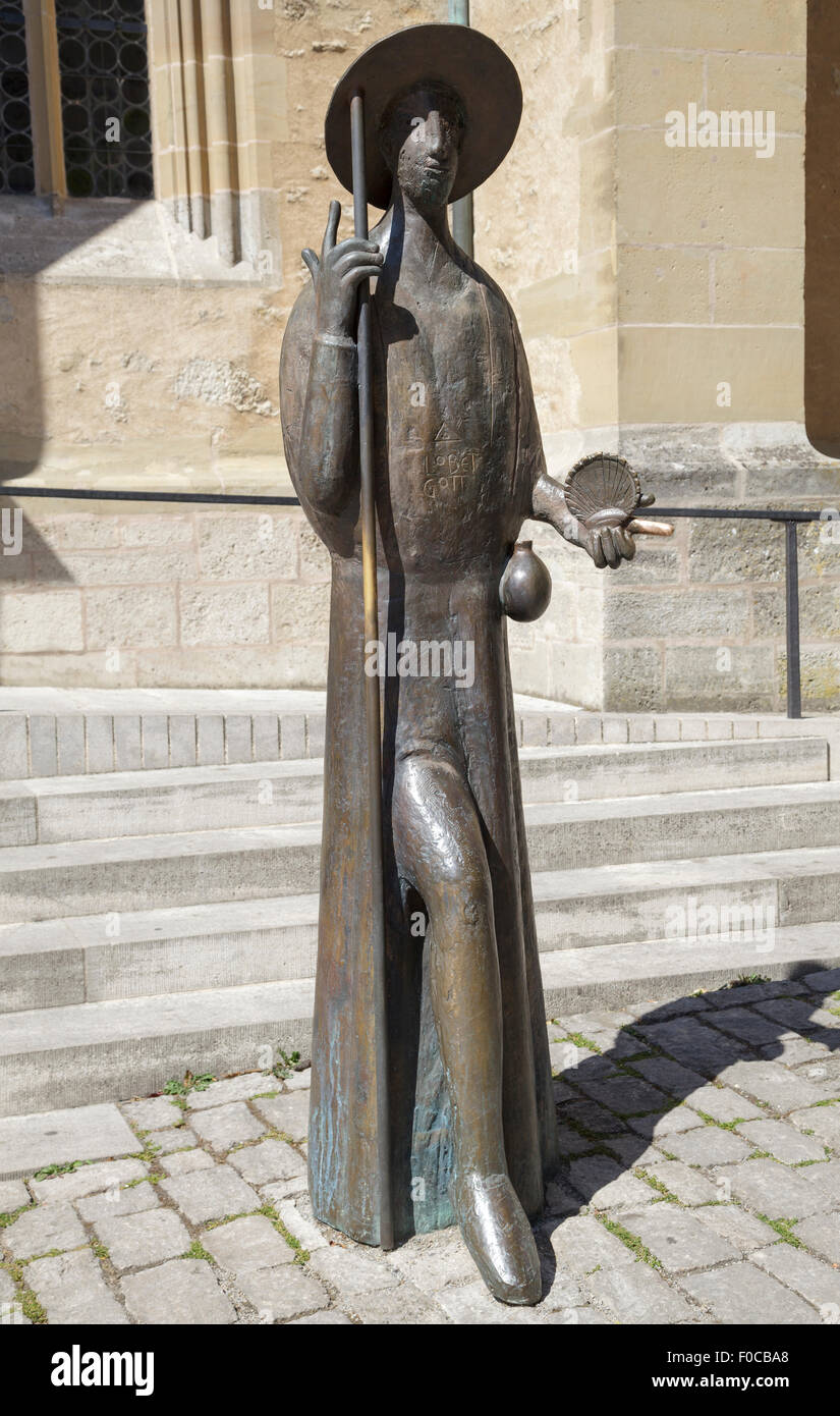 La scultura del pellegrino all'ingresso St. Jakobs Kirche di san Jacob, Rothenburg ob der Tauber, Franconia, Baviera, Tedesco Foto Stock
