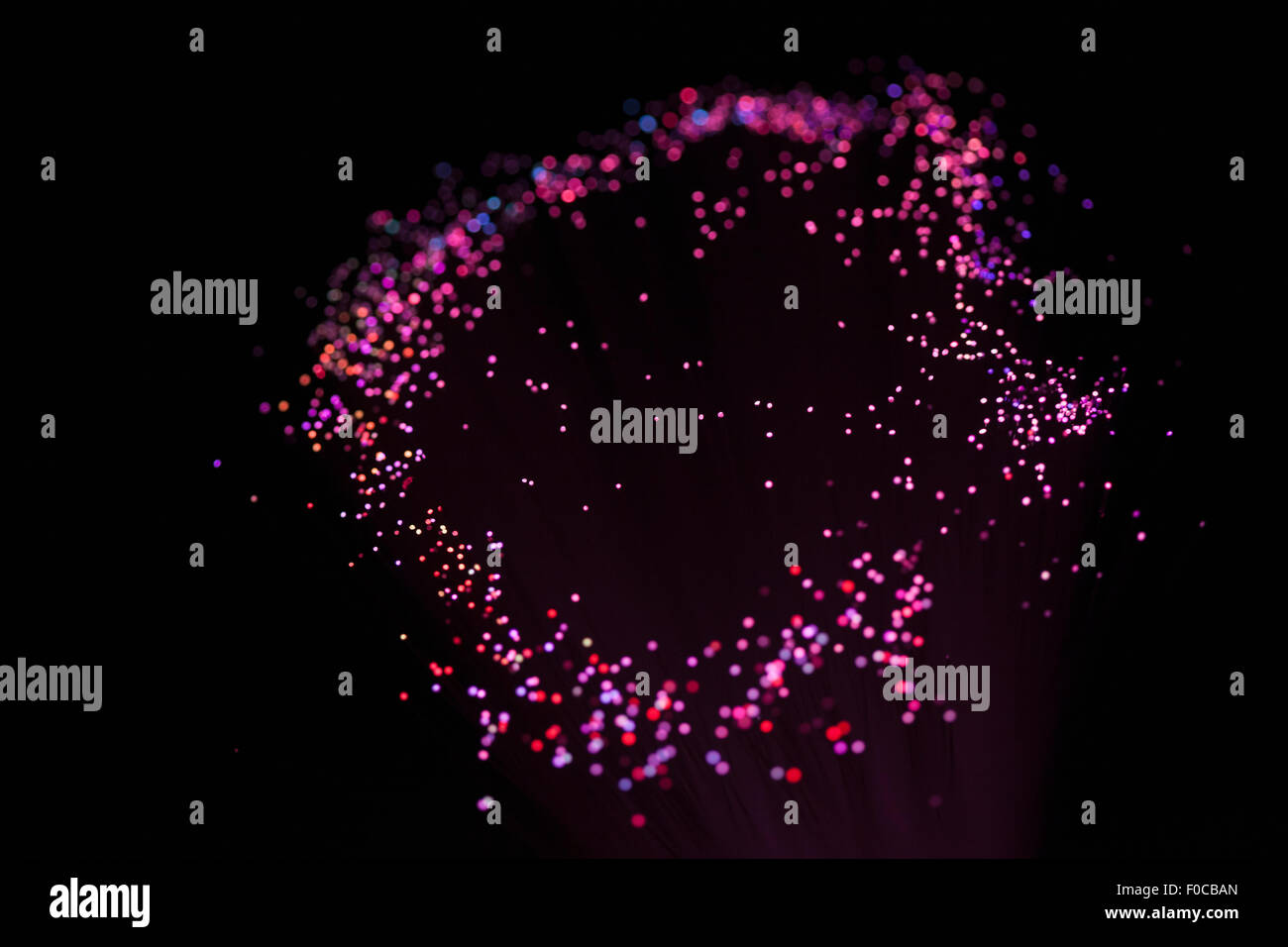 Illuminata di colore multi fibre ottiche su sfondo nero Foto Stock