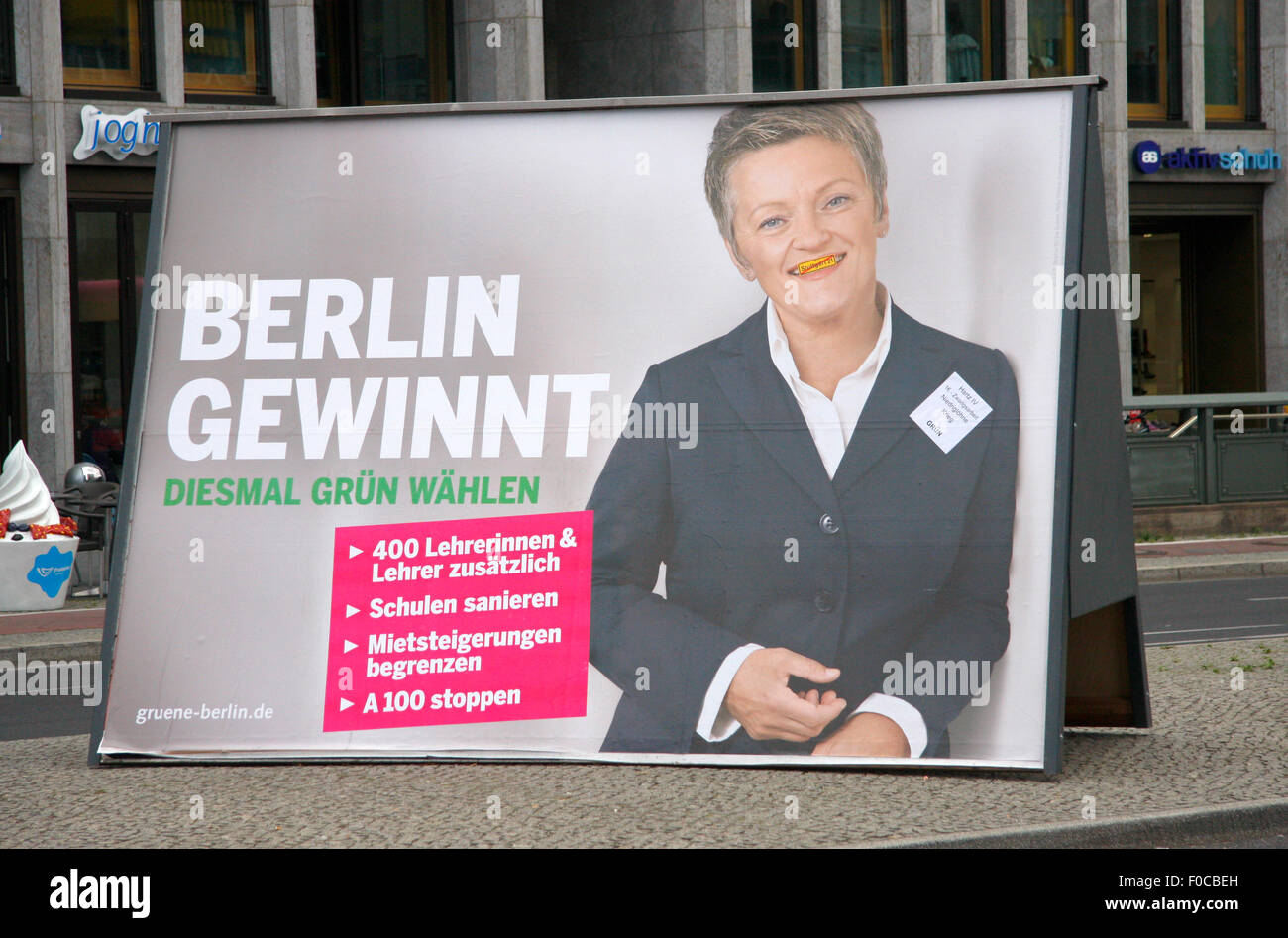 Wahlkampf in Berlin: Wahlplakat Renate Kuenast, settembre 2011. Foto Stock