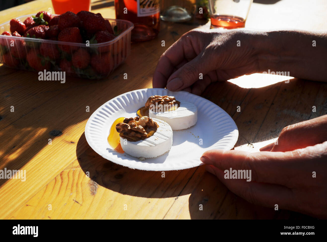 Noci con miele e formaggio di capra al picnic a sera Loubejac che è un piccolo comune o villaggio in Dordogne Francia Foto Stock