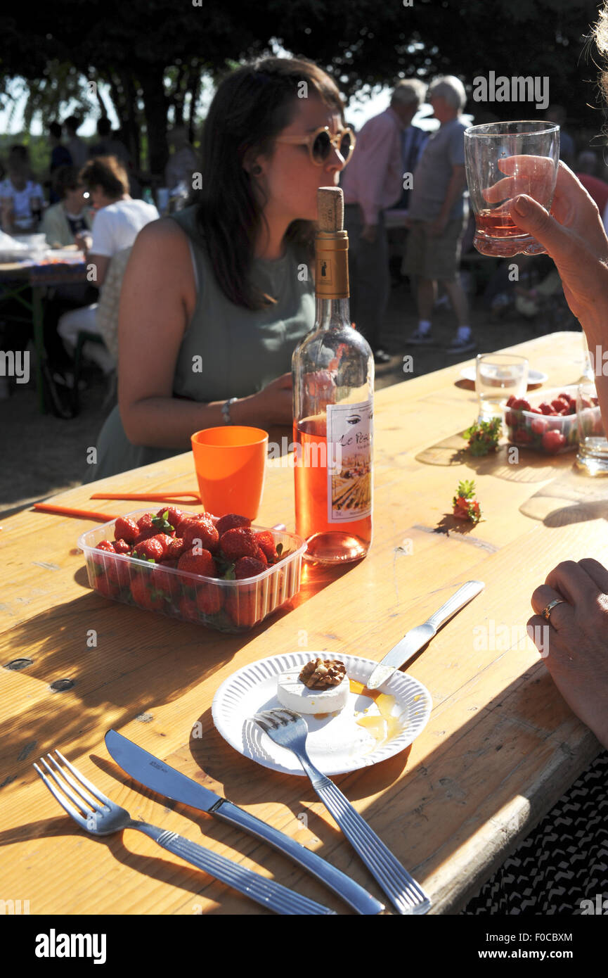 Noci con miele e formaggio di capra al picnic a sera Loubejac che è un piccolo comune o villaggio in Dordogne Francia Foto Stock