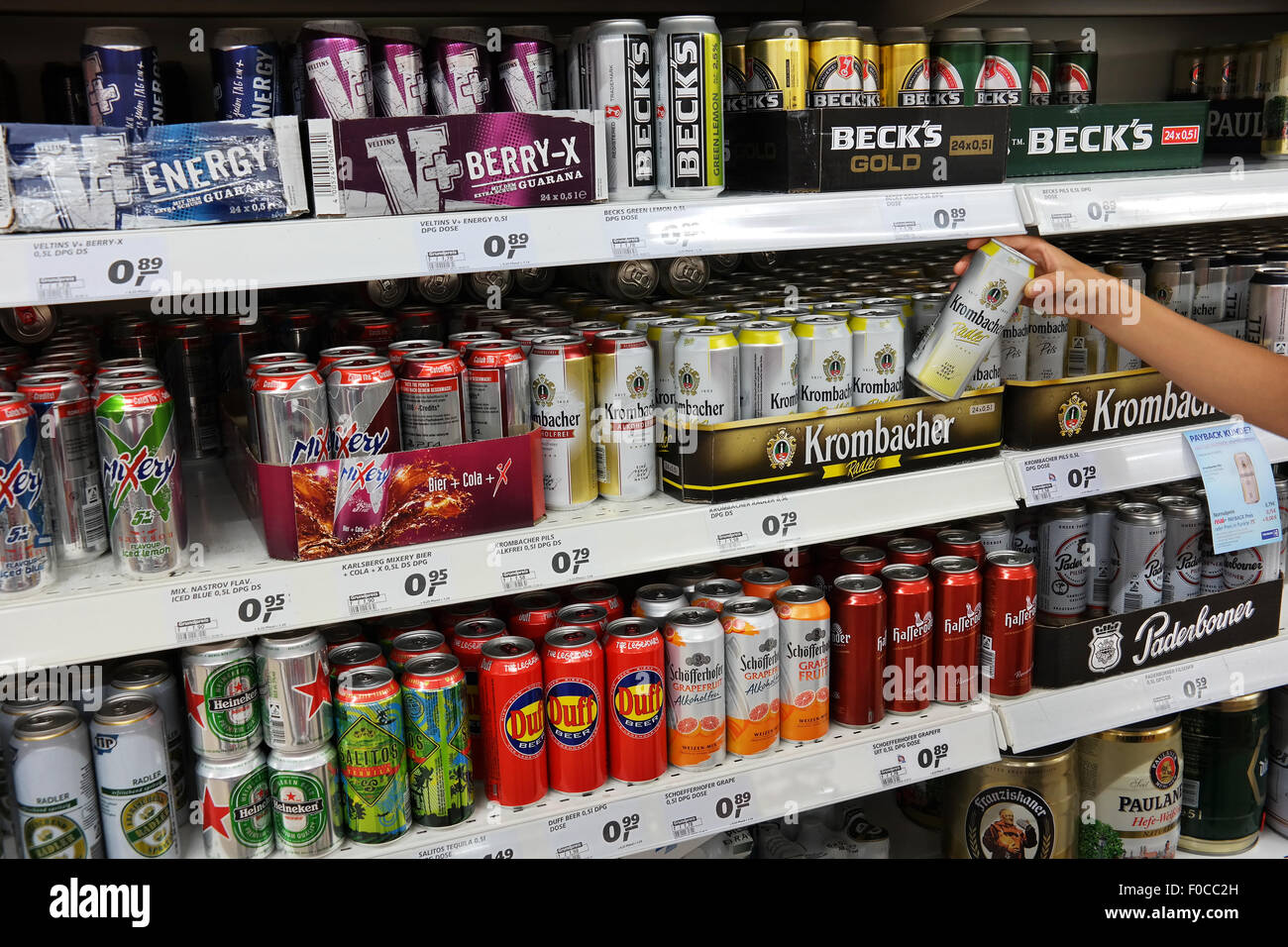 Corridoio con una varietà di bevande energetiche e Radlers in lattine di metallo in un vero e proprio ipermercato. Foto Stock