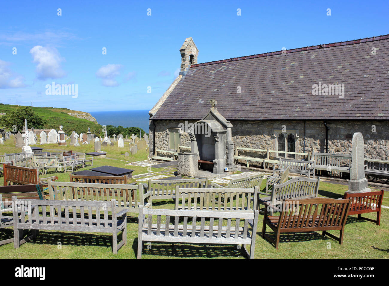Posti a sedere per aprire i servizi aerei a St Tudno la Chiesa, Great Orme, Llandudno Foto Stock