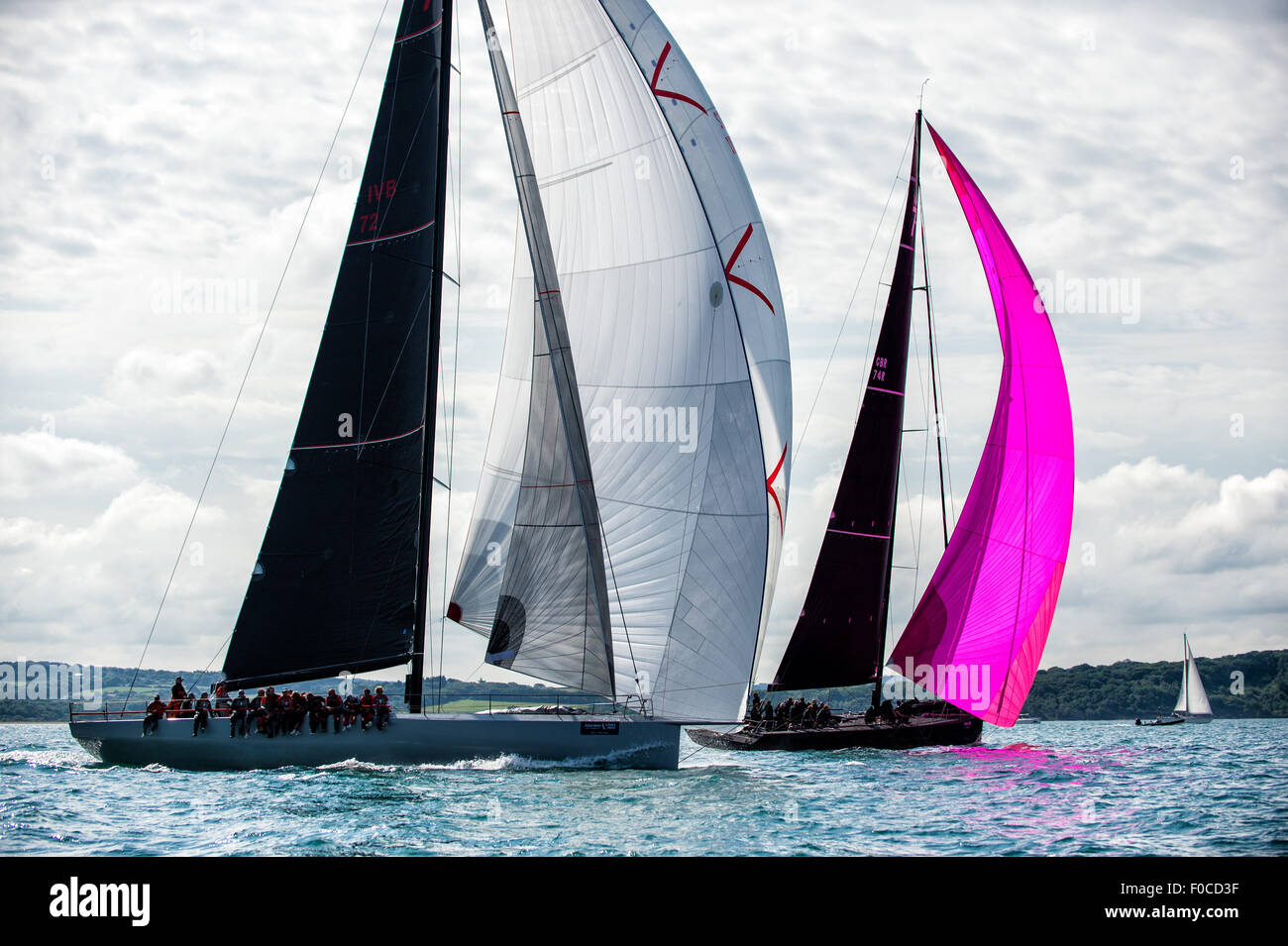 Cowes, Isle of Wight, Regno Unito, Mercoledì, 12 agosto 2015. Aberdeen Asset Management Cowes Week, IRC Big Boat Class Yachts Momo (IVB72) andJethou (GBR74R) in Occidente Solent subito dopo la gara di credito inizio: Sam Kurtul / Alamy Live News Foto Stock