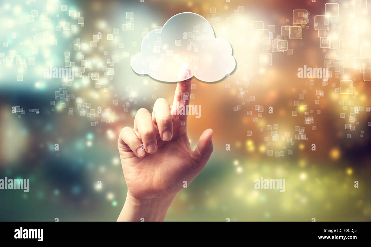 Il cloud computing symbol essendo premuto da una mano alle persone Foto Stock