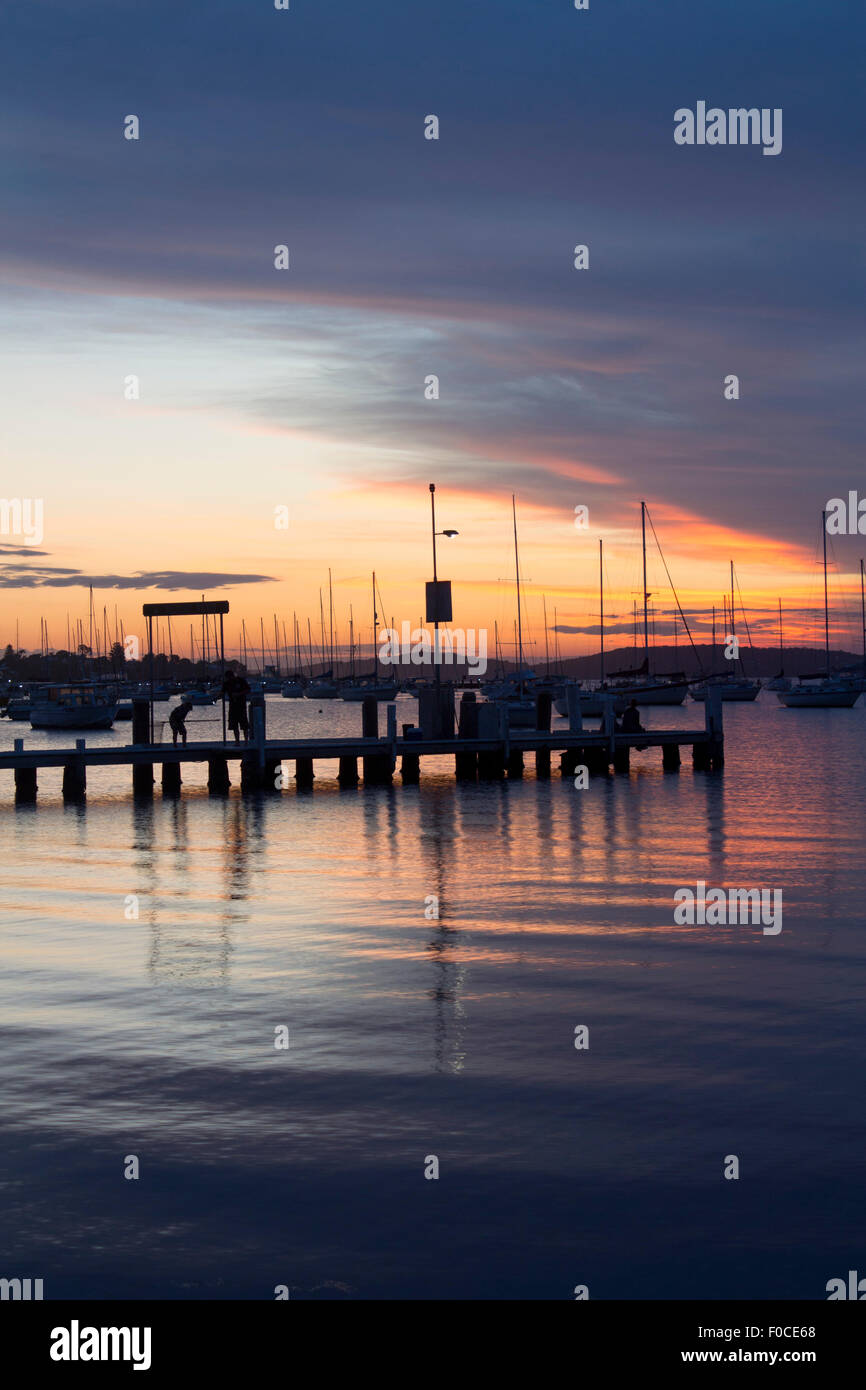Il Belmont jetty e barche al tramonto lago Macquarie New South Wales NSW Australia Foto Stock