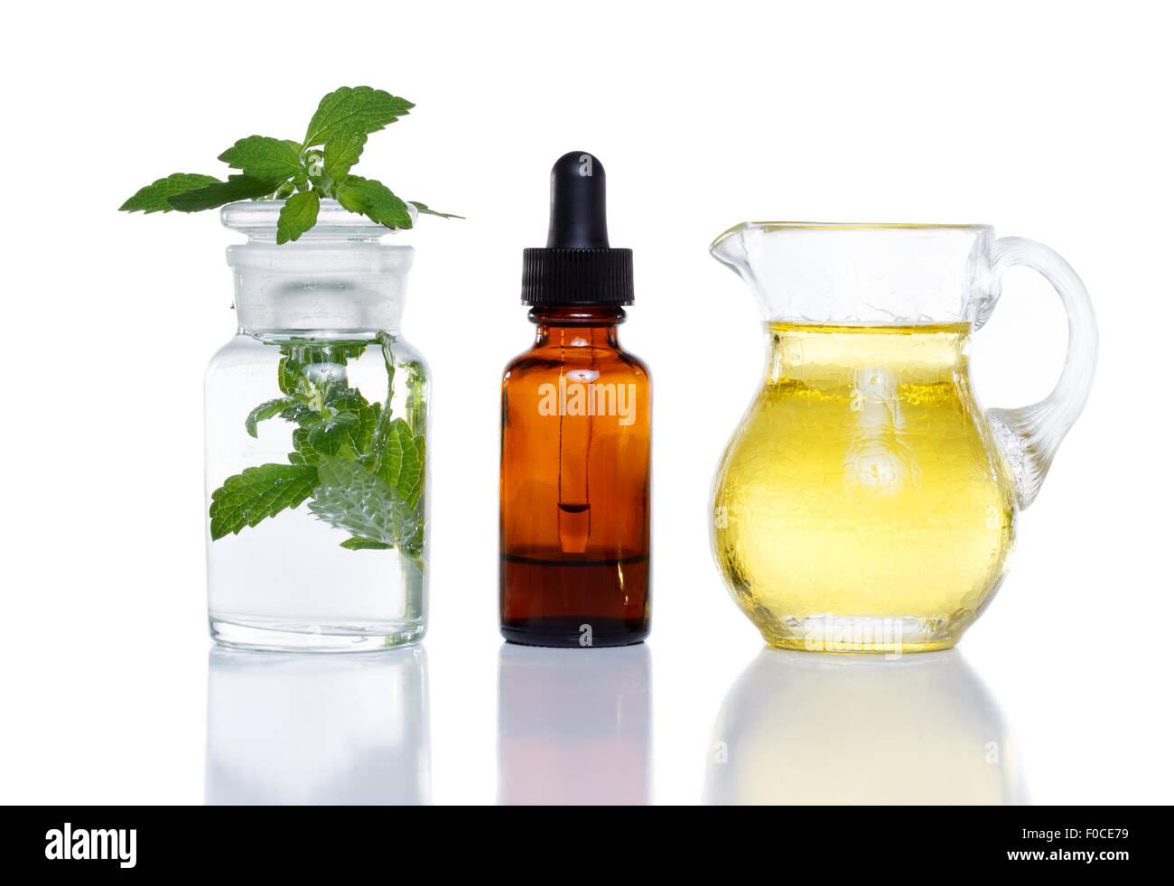 La medicina di erbe flacone contagocce con acqua di menta con olio Foto Stock