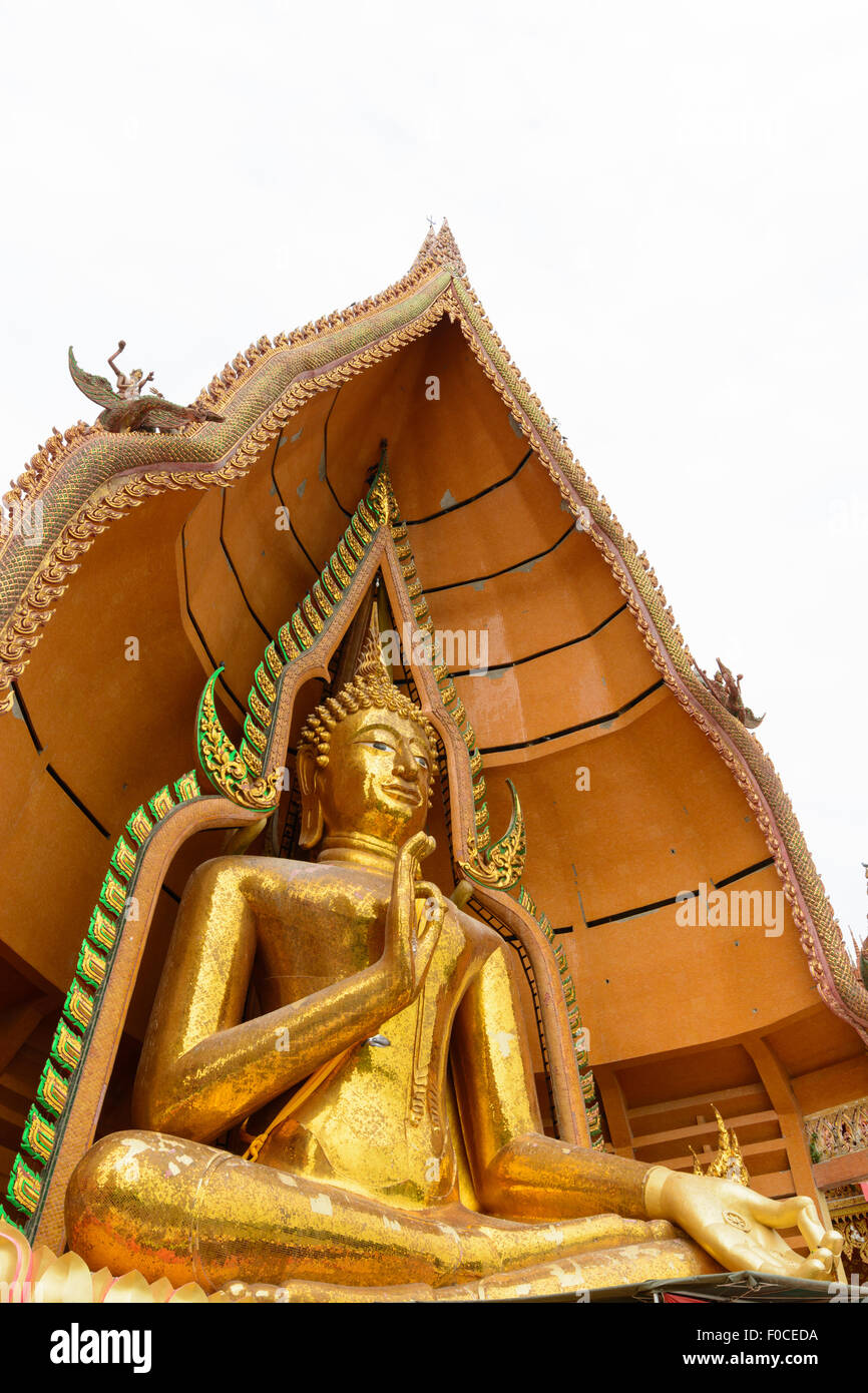 Statua del Buddha isolare su sfondo bianco Foto Stock