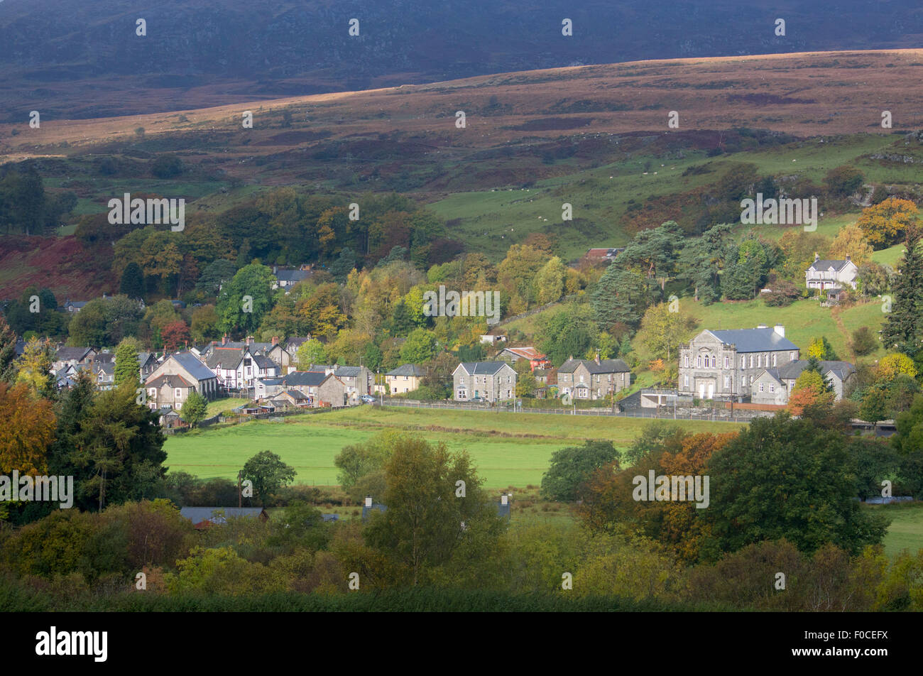 Villaggio Dolwyddelan in autunno sotto Moel Siabod montagna Parco Nazionale di Snowdonia Conwy County North Wales UK Foto Stock
