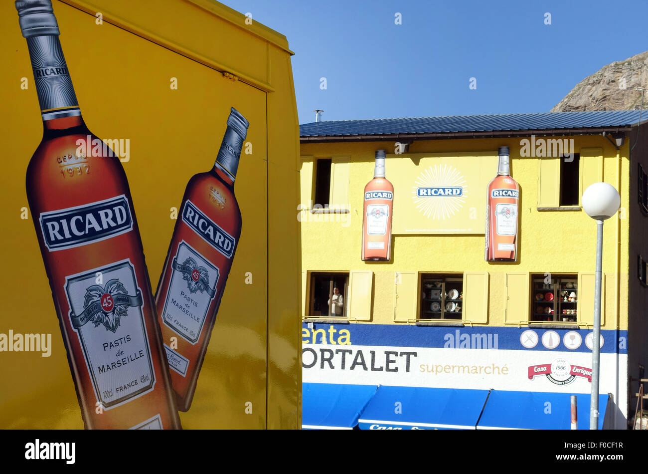Van e bar pubblicità francese pastis Ricard nei Pirenei spagnoli vicino al confine, Spagna Foto Stock