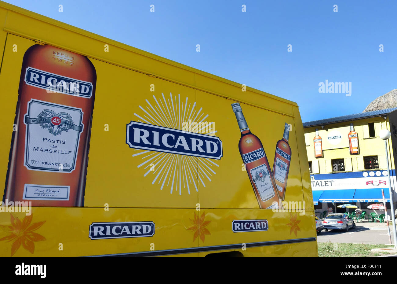 Van e bar pubblicità francese pastis Ricard nei Pirenei spagnoli vicino al confine, Spagna Foto Stock