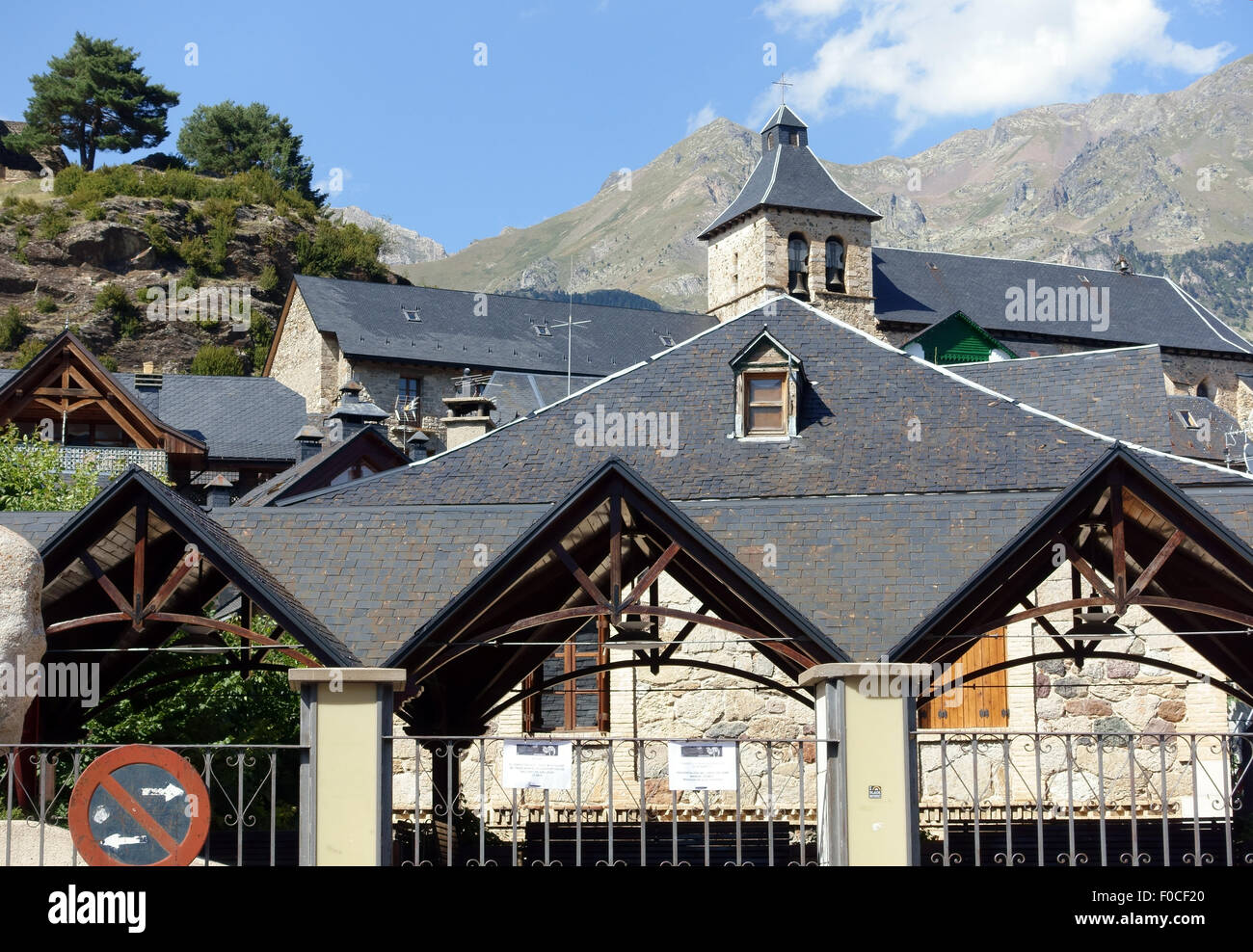 Città di Sallent nei Pirenei spagnoli vicino al confine con la Francia e la Spagna Foto Stock