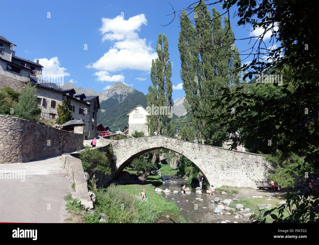 Città di Sallent nei Pirenei spagnoli vicino al confine con la Francia e la Spagna Foto Stock