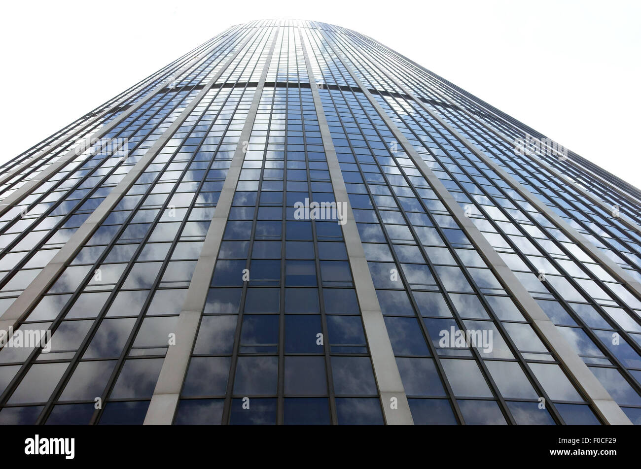Tour Montparnasse, 210 metri di alta torre di uffici nel quartiere di Montparnasse di Parigi, Francia Foto Stock