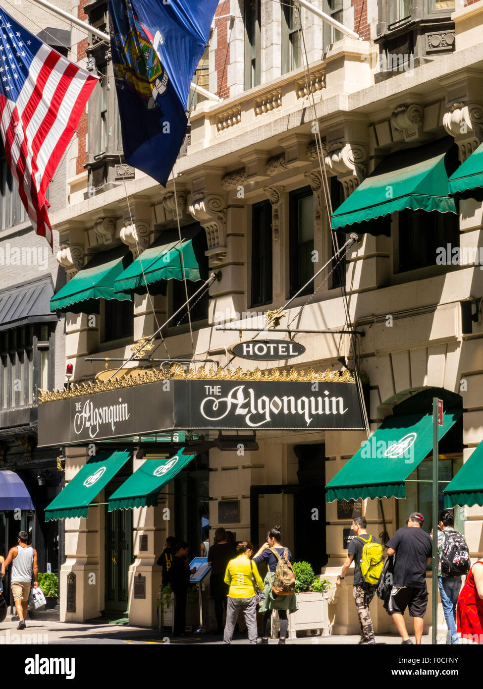 L'Algonquin Hotel è un lussuoso punto di riferimento storico nel quartiere di Times Square, New York City, USA 2015 Foto Stock