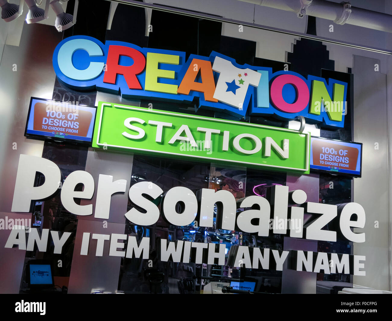 Personalizza la tua merce stazione, sezione all'interno di Toys R us, Times Square NYC Foto Stock