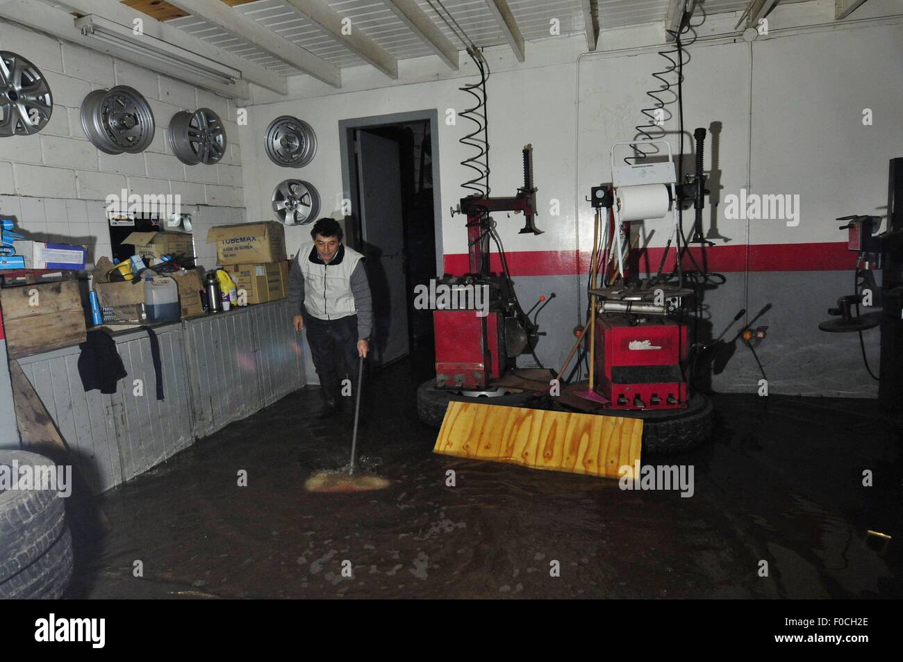 Buenos Aires, Buenos Aires, Argentina. 12 Ago, 2015. Juan Carlos Di Prinzio pulisce la sua azienda allagata a San Antonio de Areco. Le inondazioni nella provincia di Buenos Aires hanno lasciato migliaia di persone evacuate dalle loro case. © Patricio Murphy/ZUMA filo/Alamy Live News Foto Stock