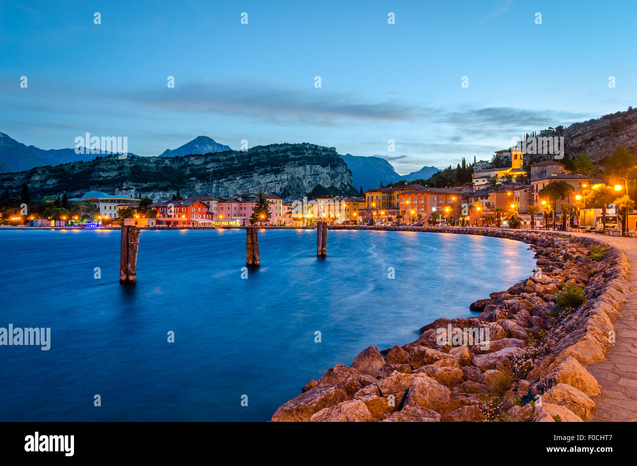 Il lago di Garda, comune di Torbole (Trentino, Italia) alla mattina presto Foto Stock