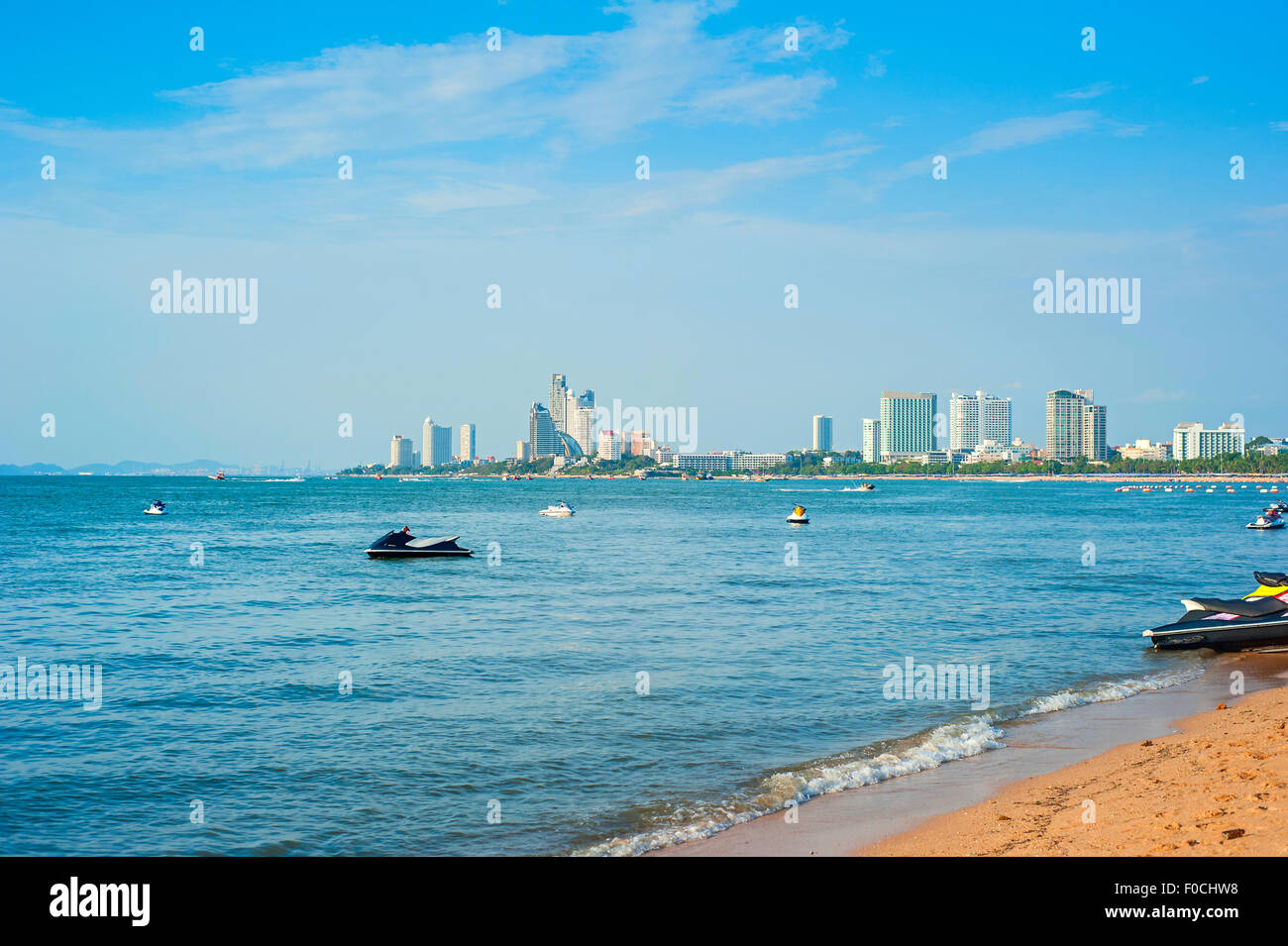 Jetski sulla spiaggia di Pattaya nella giornata del sole, Thailandia Foto Stock